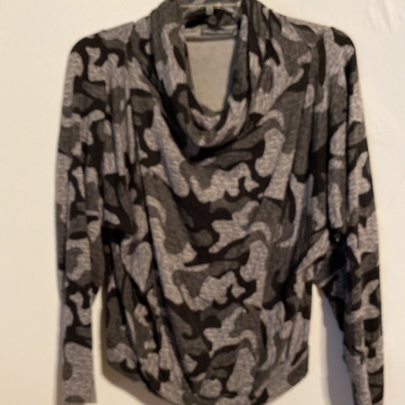 𝅺michelle Belau Turtleneck Pullover Size Medium - Picture 1 of 10
